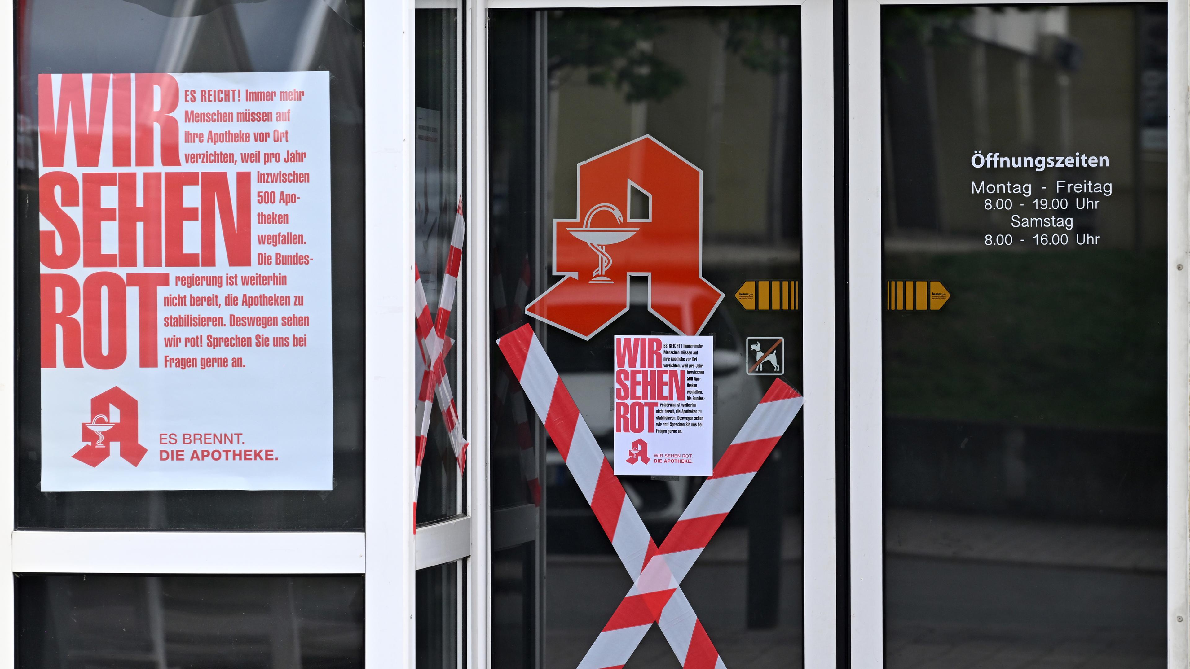 Thüringen, Gera: "Wir sehen Rot" steht auf dem Plakat am Eingang zu einer Apotheke in Gera-Lusan.