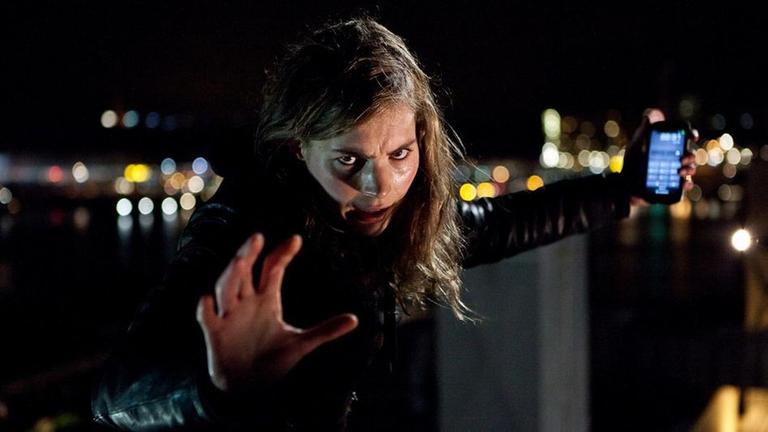 Die Situation wird immer bizarrer, Anna (Hannah Hoekstra) gerät sogar in Lebensgefahr.