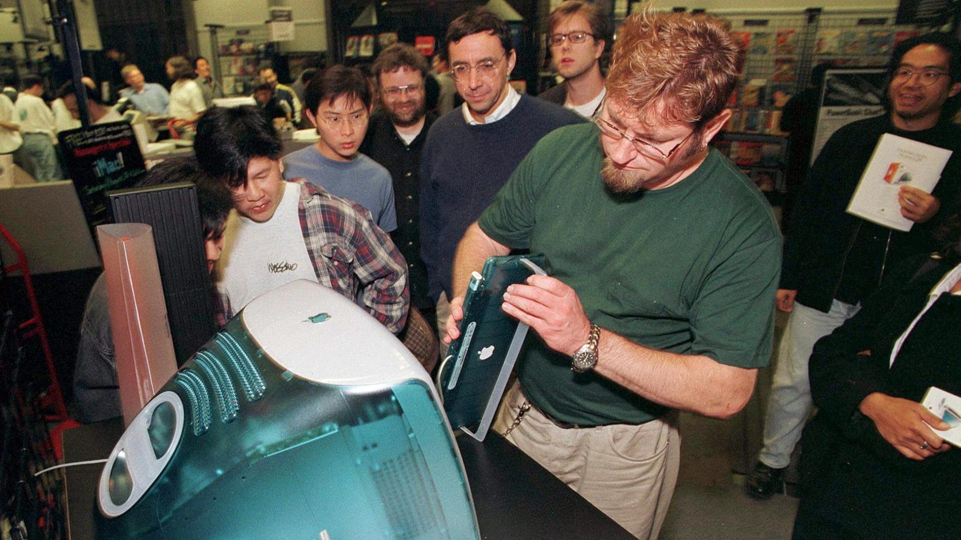 Paul Martin (c) aus San Francisco testet die Spezialtastatur für den iMac von Apple am 15.08.1998 in San Francisco.