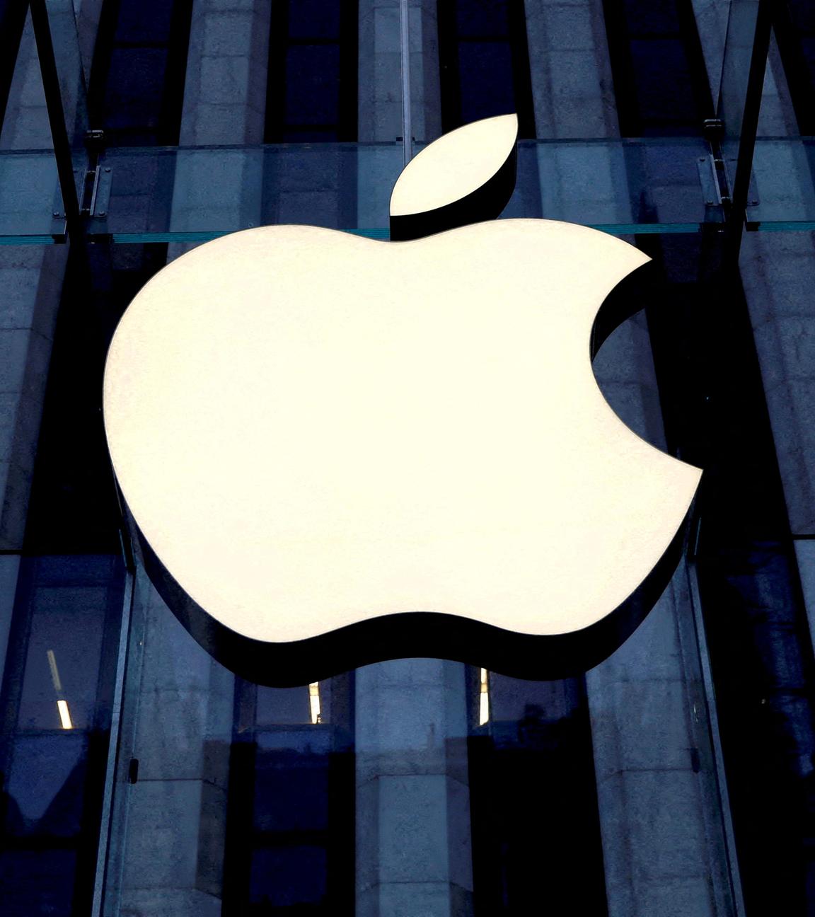 Das Apple Logo am Apple-Store an der 5th Avenue in Manhattan.