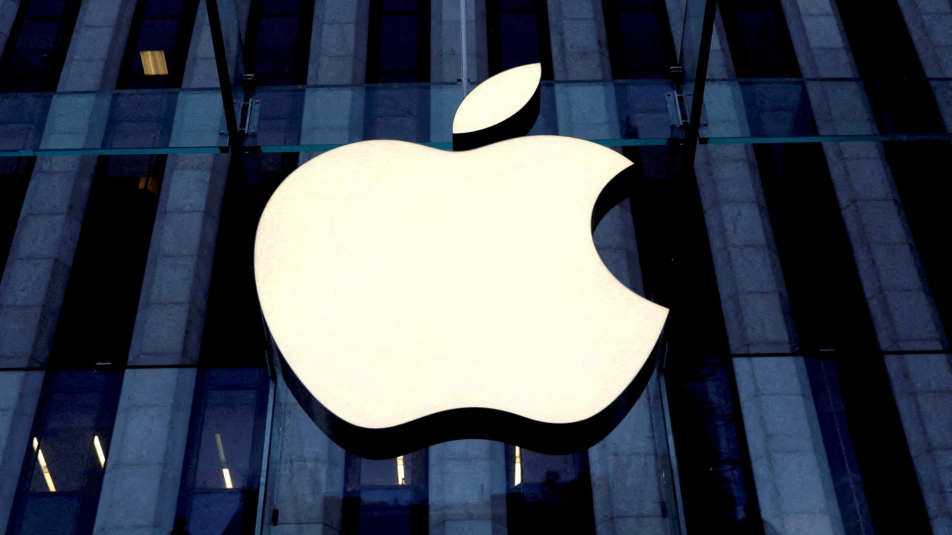 Das Apple Logo am Apple-Store an der 5th Avenue in Manhattan.