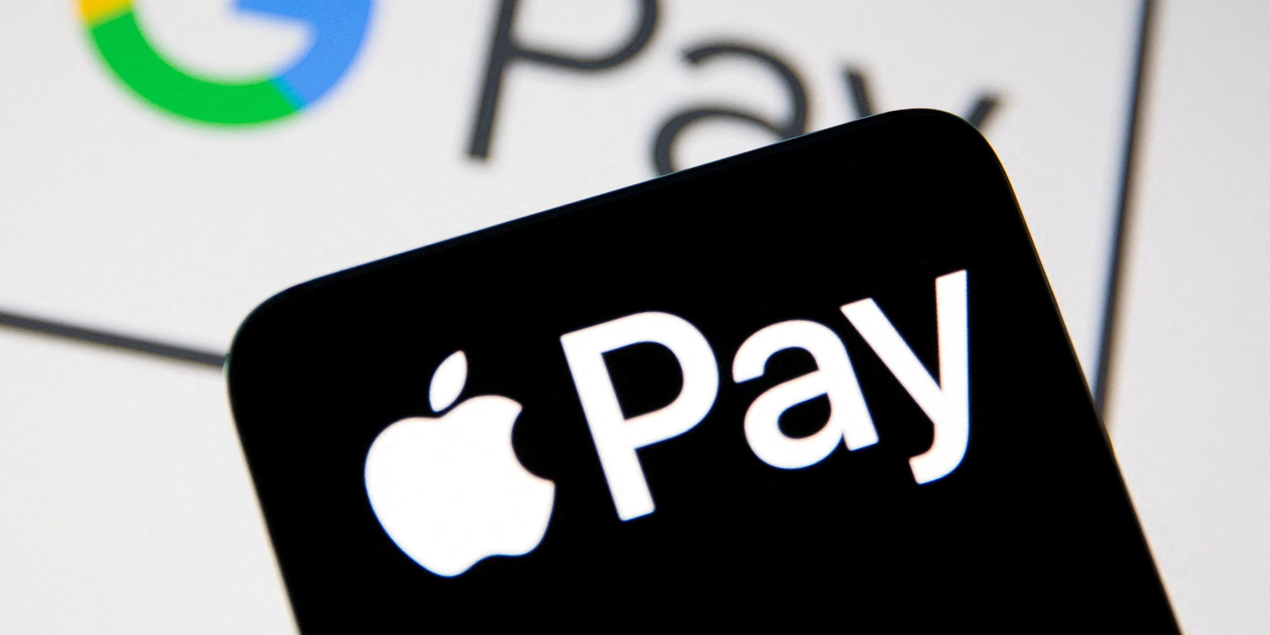Das Bild zeigt das Logo des Bezahldienstes Apple Pay im Vordergrund - im Hintergrund ist das Google-Pay-Logo. (Symbolbild)