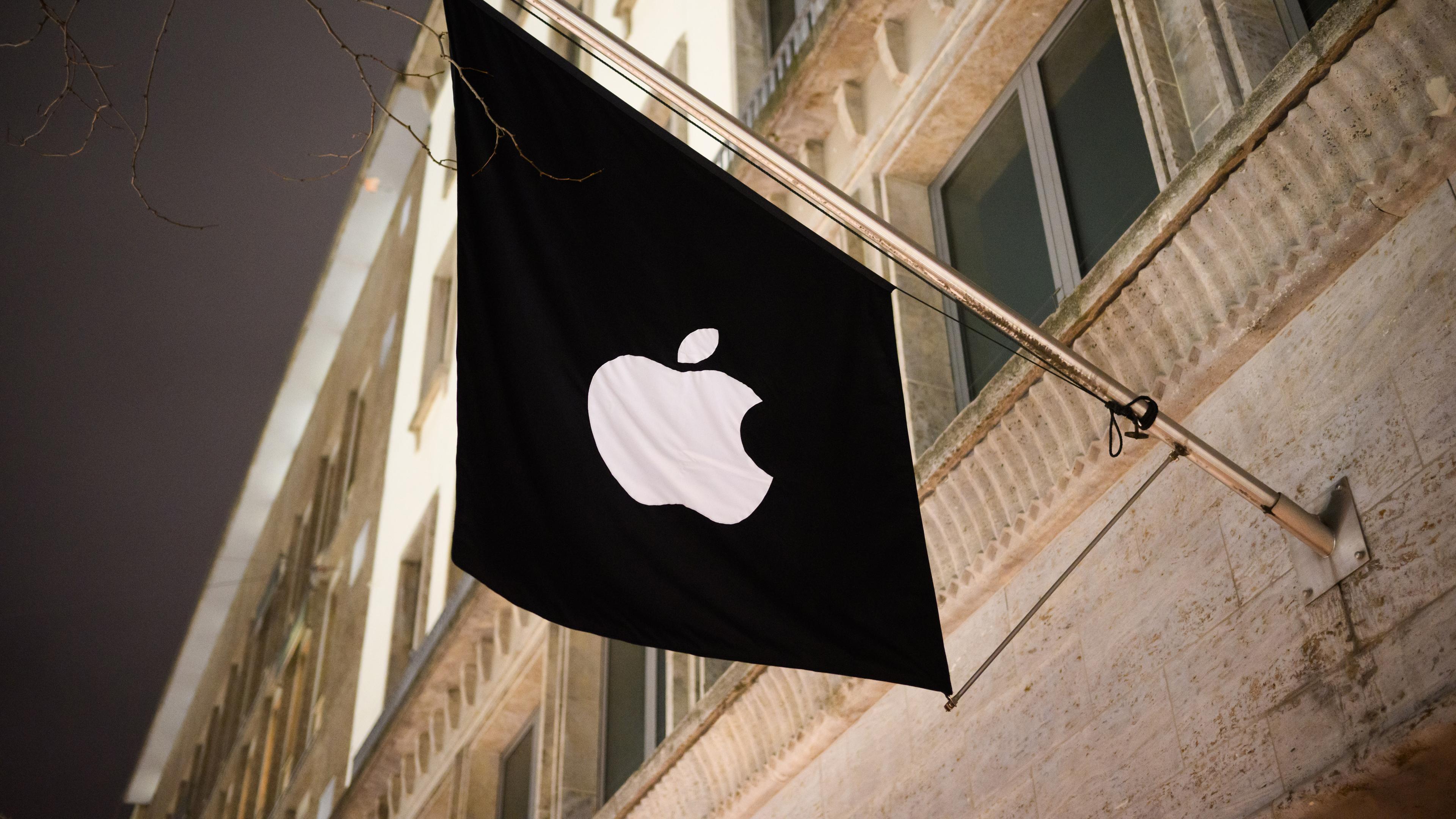 Niedersachsen, Hannover: Eine Fahne hängt vor dem Apple Store in der Stadt.