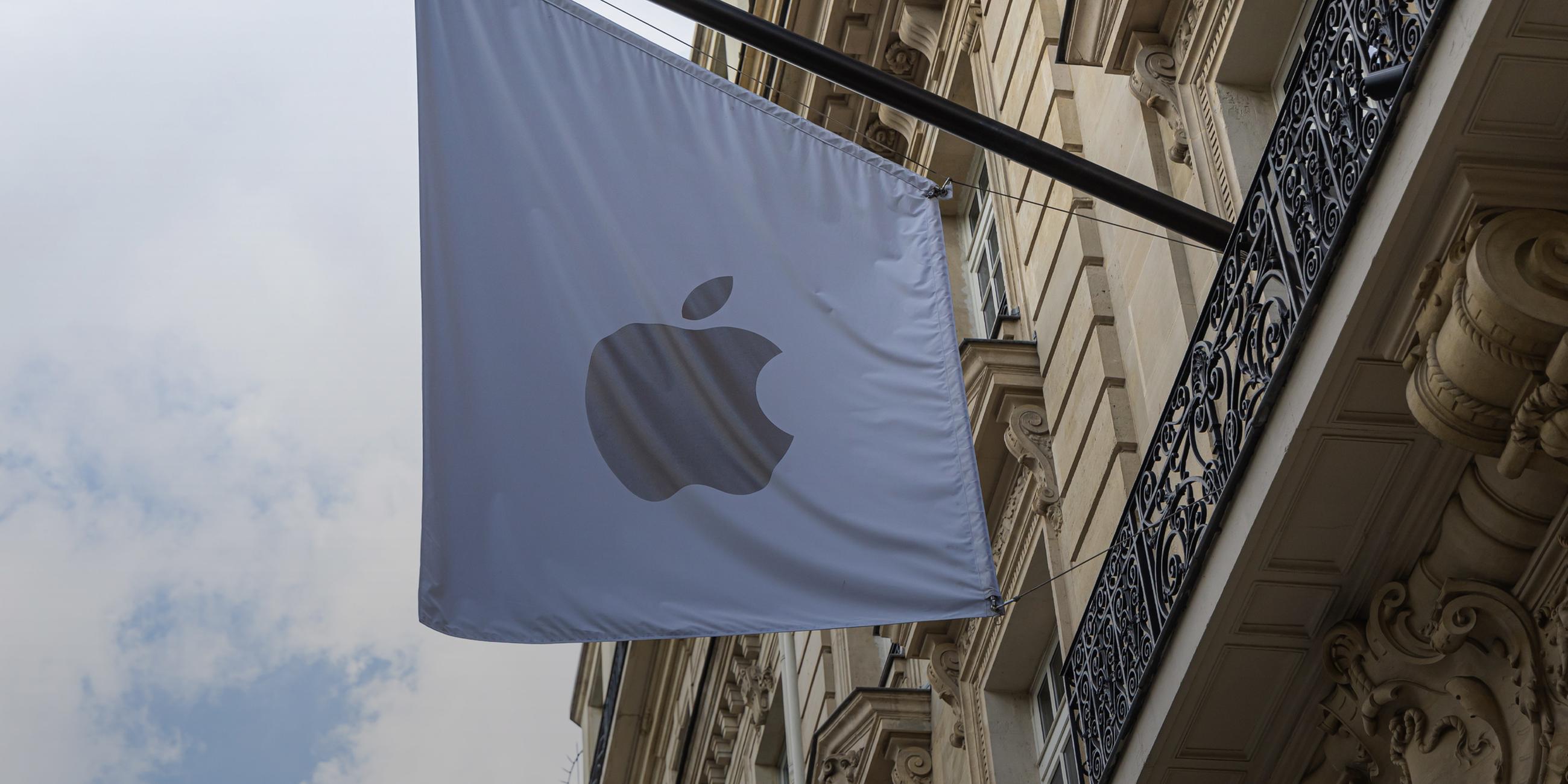 Eine Flagge am Eingang des Apple Stores auf der Champs Elysees Avenue in Paris, Frankreich, 14.09.2023.