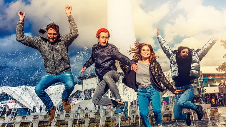 Anton, Emil, Pia und Emmily springen in die Luft 