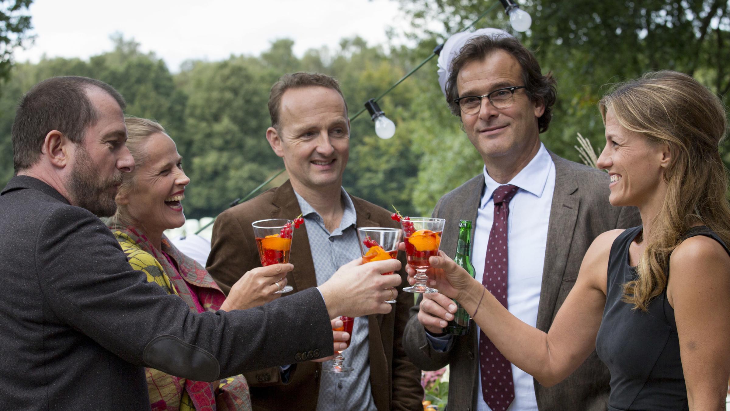Maja (Janna Striebeck) prostet sich mit ihren Freunden Jan (Joachim Raaf), Hans (Peter Jordan), Jule (Karoline Eichhorn) und ihrem Mann Florian (Martin Lindow) im Garten zu.