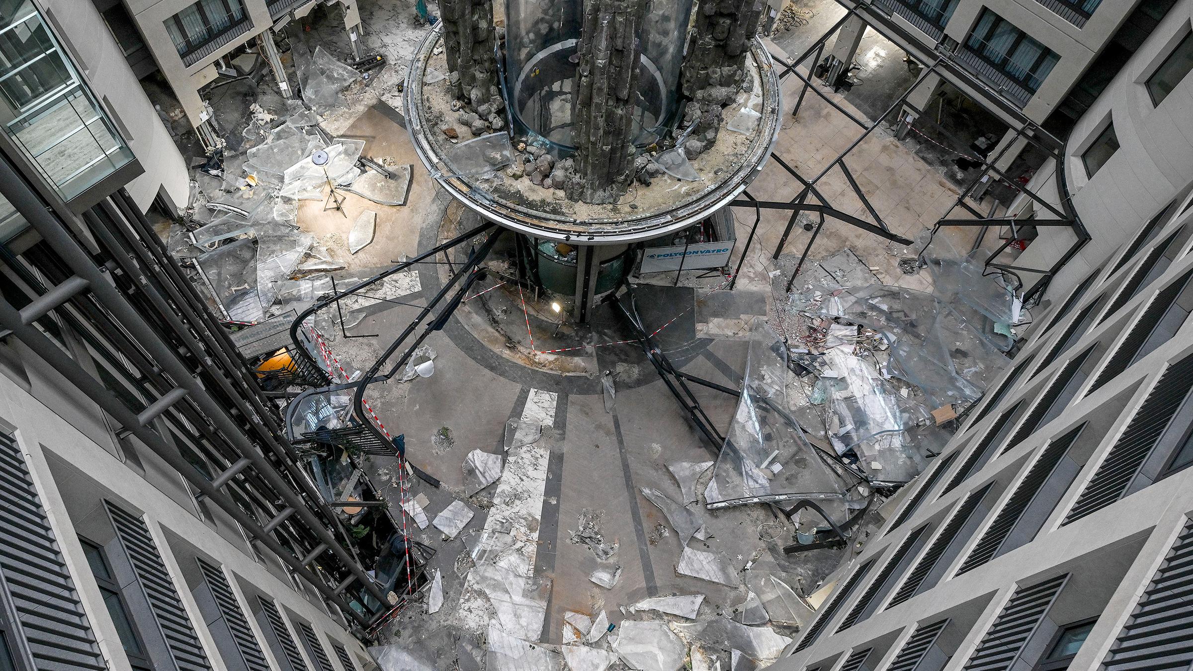 Blick auf die Trümmer des zerstörten Zylinders des Aquadoms in Berlin