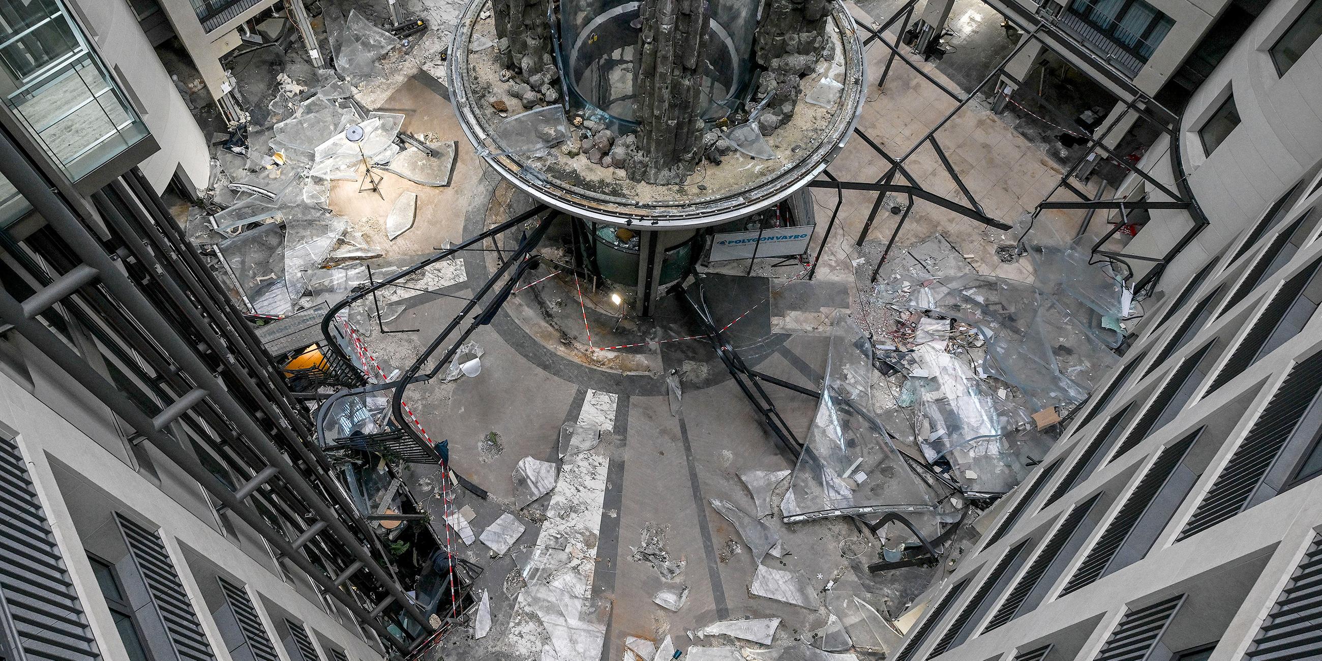 Blick auf die Trümmer des zerstörten Zylinders des Aquadoms in Berlin