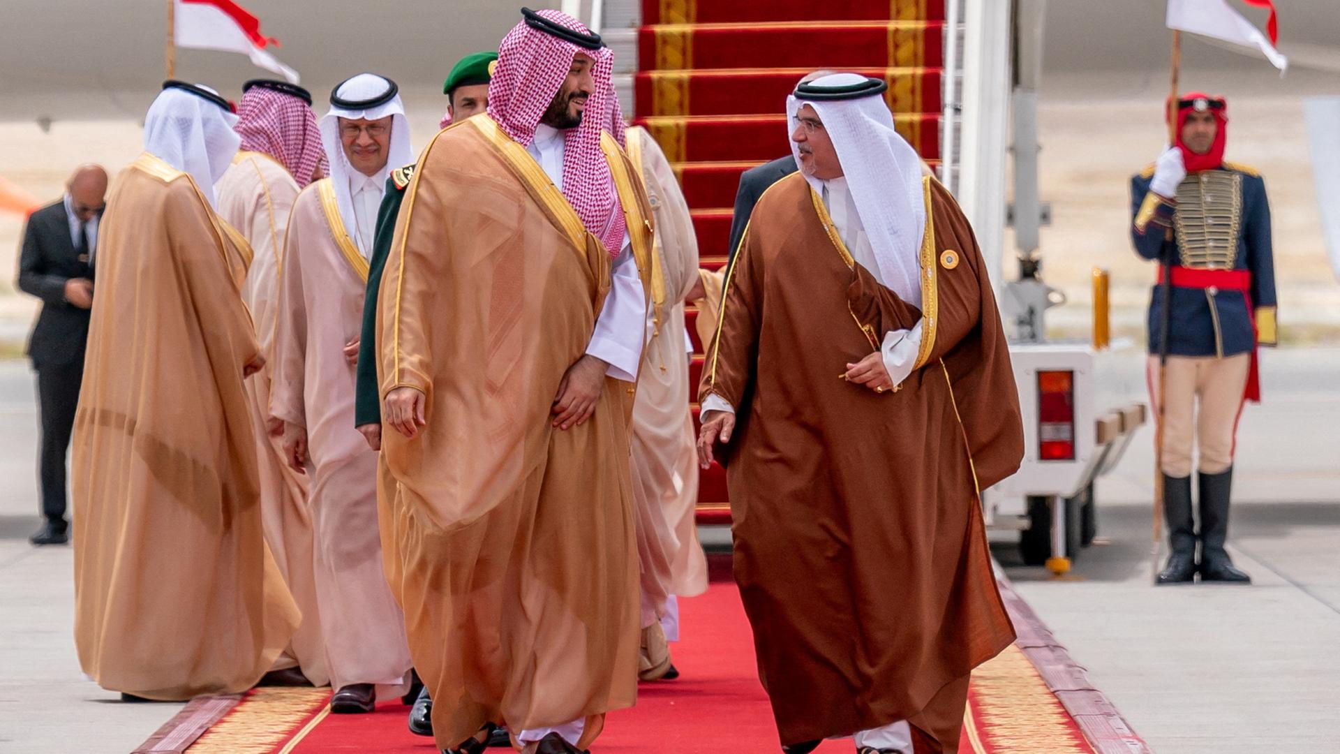 Bahrains Premier al-Khalifa empfängt den saudischen Kronprinzen bin Salman an seinem Flugzeug in Manama.