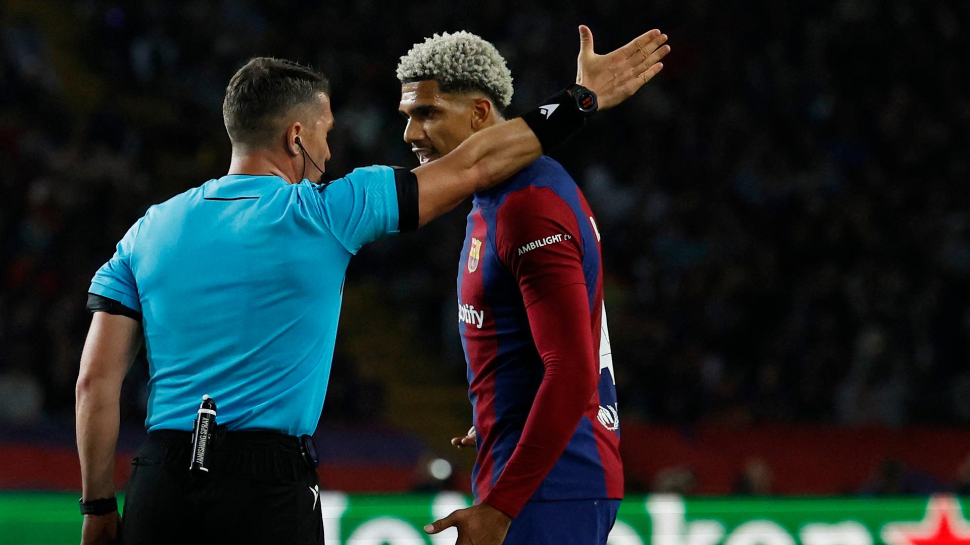 Ronald Araújo diskutiert mit dem Schiedsrichter nachdem dieser ihm die Rote Karte gezeigt hatte.