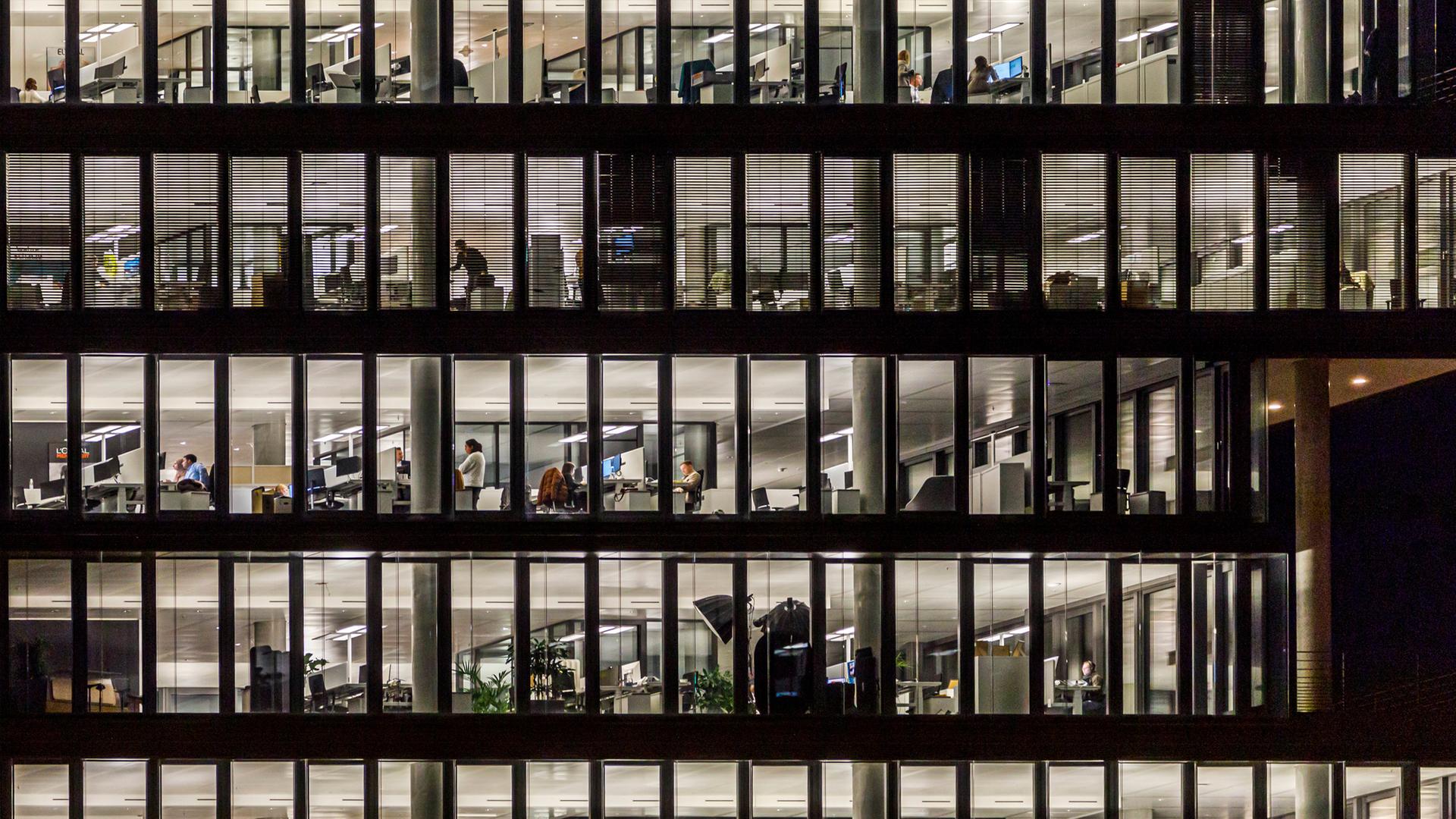 Symbolbild: Bürogebäude am späten Abend 