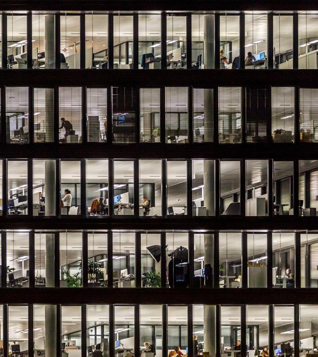 Symbolbild: Bürogebäude am späten Abend 