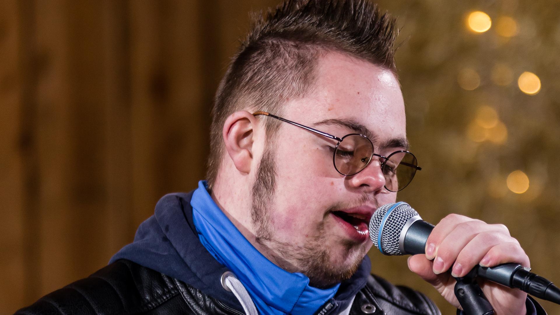 "Dein Song - Arbeiten mit den Profimusikern": Der "Dein Song" Kandidat Lucas steht mit dem Mikrofon in der rechten Hand in der "Dein Song" Scheune und singt.