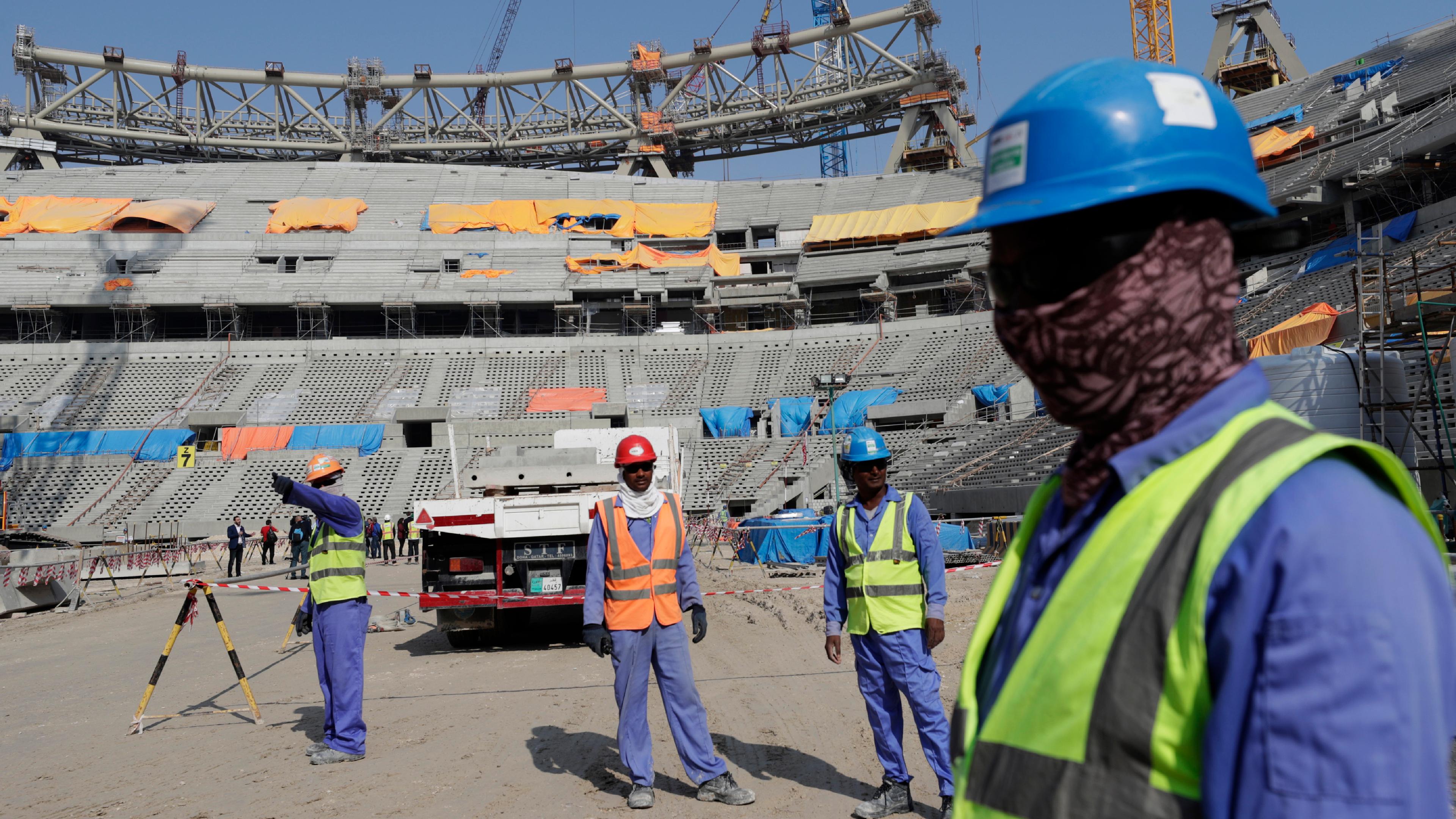 Katar, Lusail: Bauarbeiter arbeiten am Lusail-Stadion, einem der Stadien der WM 2022.
