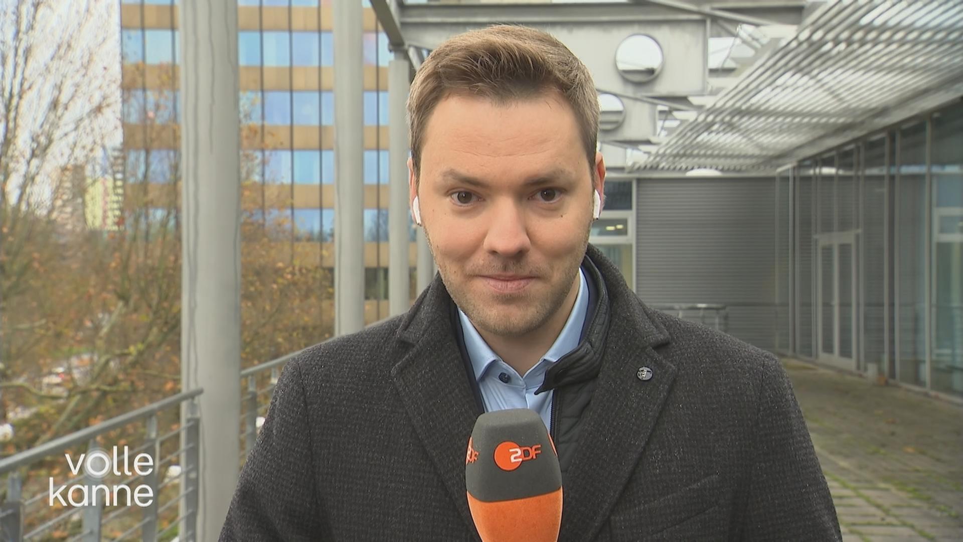 Samuel Kirsch mit ZDF-Mikro in der Hand