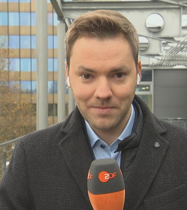 Samuel Kirsch mit ZDF-Mikro in der Hand