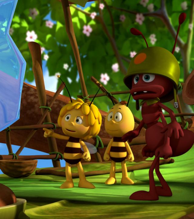 Maja, Willi und Ameisenanführer Paul besuchen den Erfinder Archibald in seinem Baumbaus. Sie schauen erstaunt aus ein blau schimmerndes Objekt.