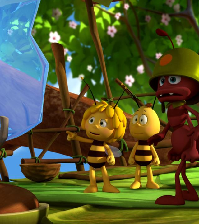 Maja, Willi und Ameisenanführer Paul besuchen den Erfinder Archibald in seinem Baumbaus. Sie schauen erstaunt aus ein blau schimmerndes Objekt.