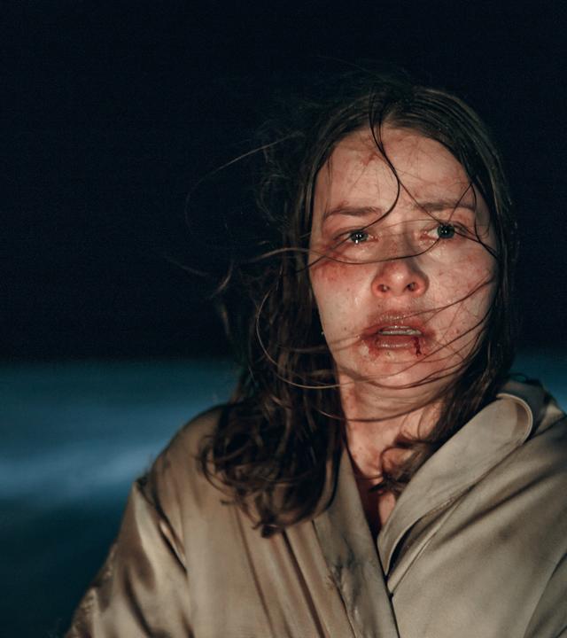 "Arctic Circle - Der unsichtbare Tod (4)": Die Prostituierte Irina (Anna Ackermann) steht verletzt und verzweifelt im Dunkeln auf einer Straße.