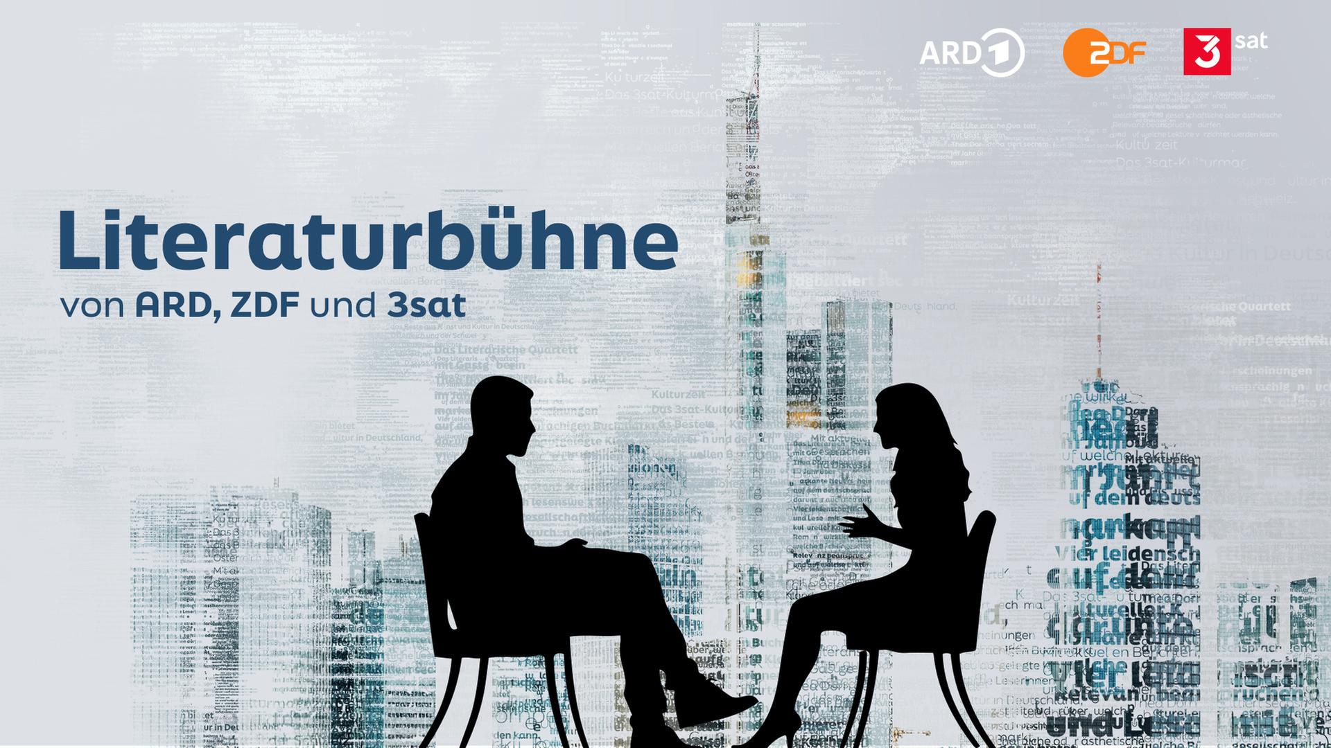 Mann und Frau sitzen sich auf Stühlen gegenüber. Links Schriftzug ARD, ZDF und 3sat. Oben Logos ARD ZDF 3sat. Hintergrund Grau. 