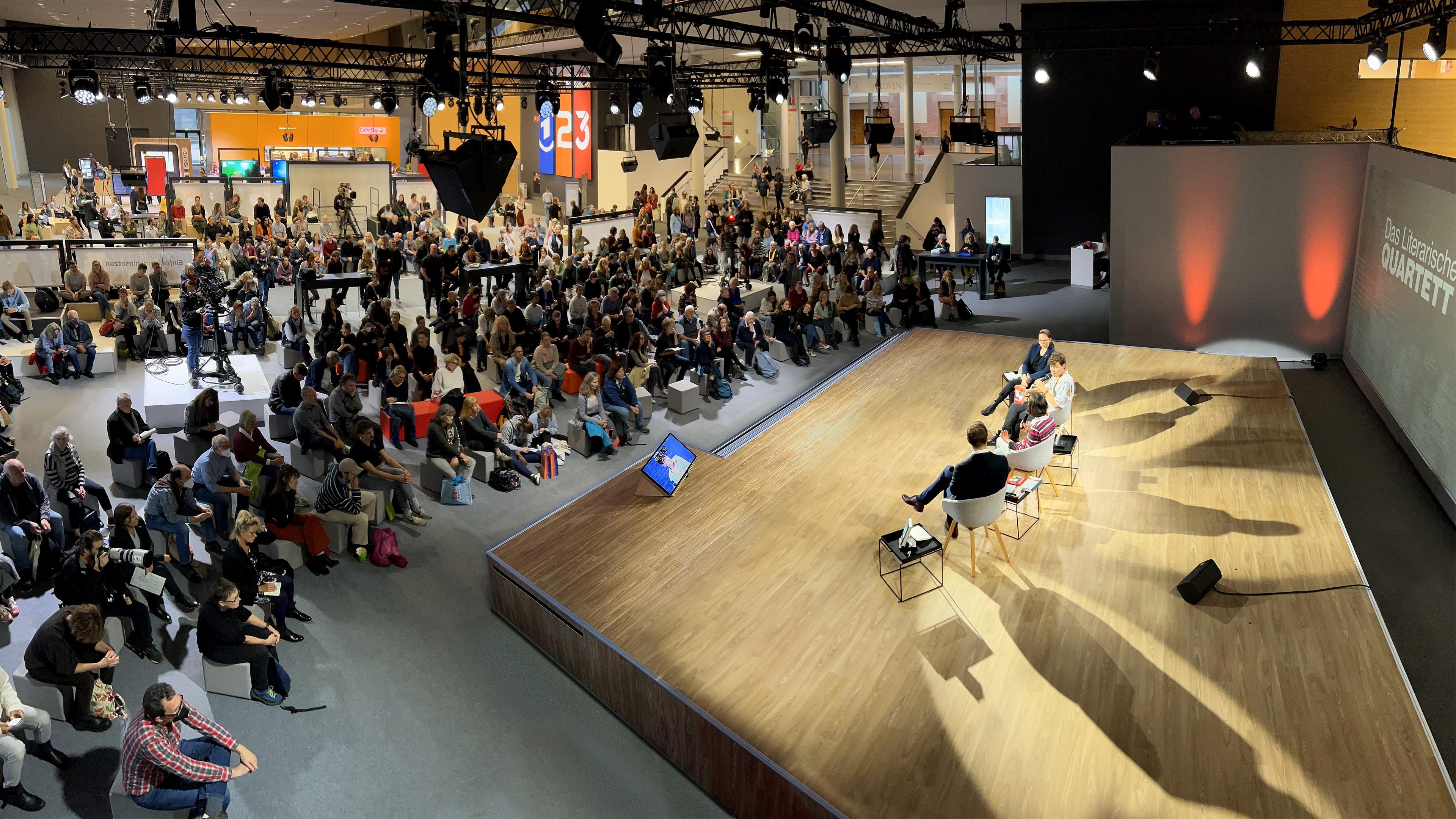 Set mit Gästen und Moderation. Publikum. Vogelperspektive. Supertotale.