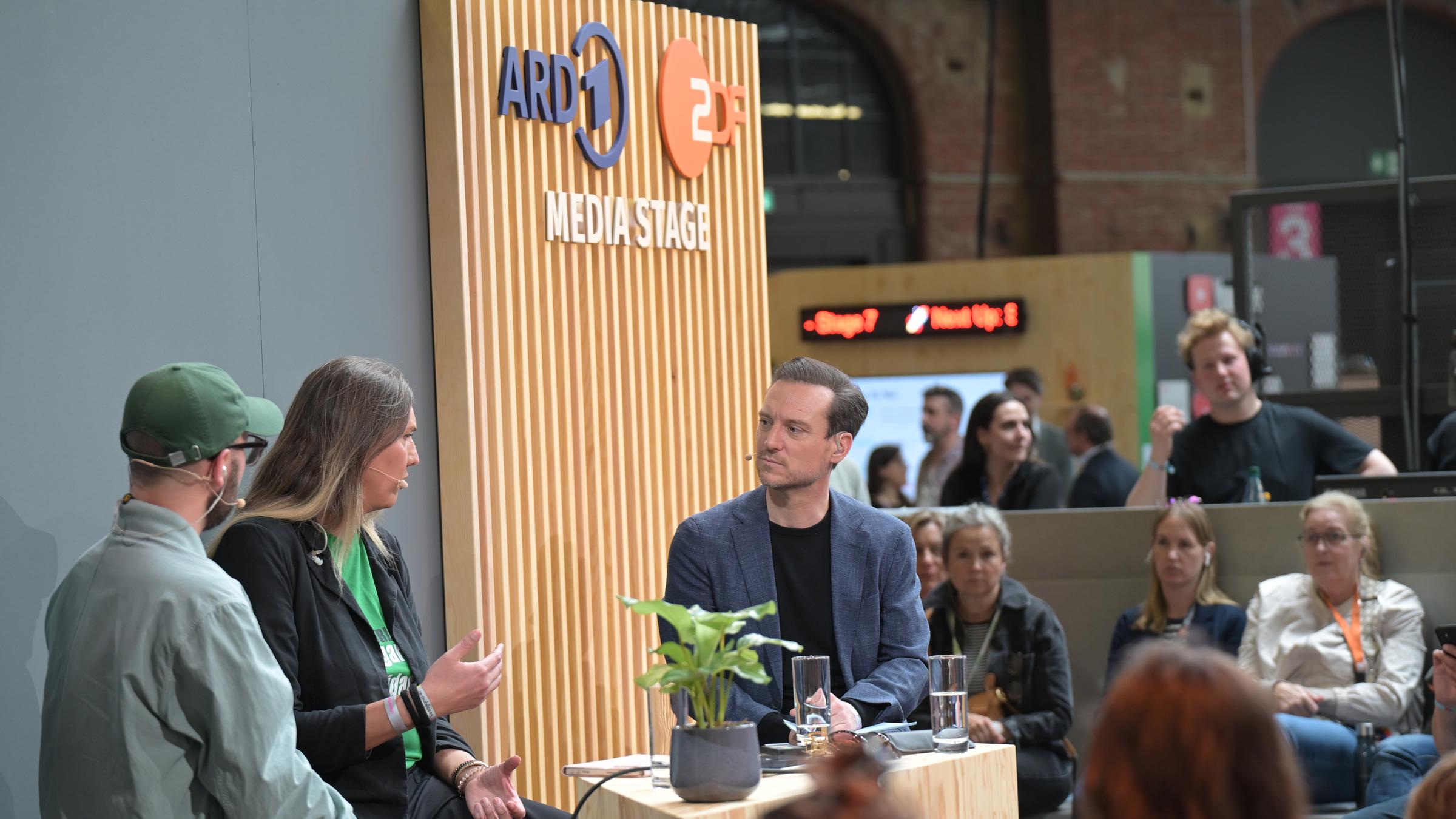 Andreas Wunn im Gespräch mit den Gästen Monty Ott und Julia Monro am 25.05.2025 auf der "ARD ZDF Media Stage" der republica25