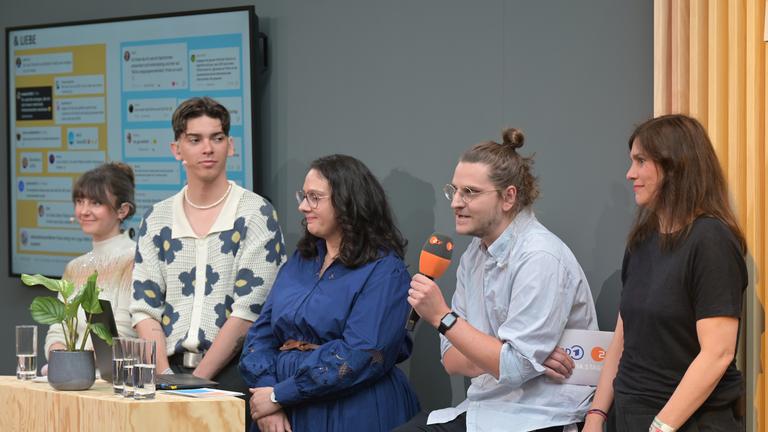 Bianca Olek, Romy Geiger, Valentin Wilczek, Christoph Piening, Veronique Schönleben auf der "ARD ZDF Media Stage" der republica25 zur Frage, wie "un.logo!" und "ZDFheute" auf TikTok informieren