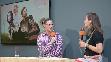Session der "ARD ZDF Media Stage" auf der re:publica25: Moderatorin Salwa Houmsi mit Alice Merton zu "Song Trip - Alice Merton in Island"