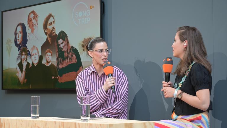 Session der "ARD ZDF Media Stage" auf der re:publica25: Moderatorin Salwa Houmsi mit Alice Merton zu "Song Trip - Alice Merton in Island"