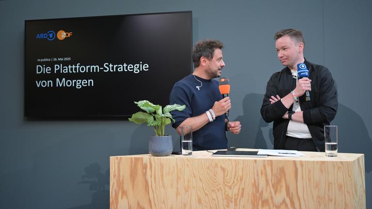 Whrend Session der "ARD ZDF Media Stage auf der Republica" Matthias Hölscher (ZDF) und Benjamin Fischer (ARD) mit Mikrofonen in der Hand zur Plattformstrategie von Morgen