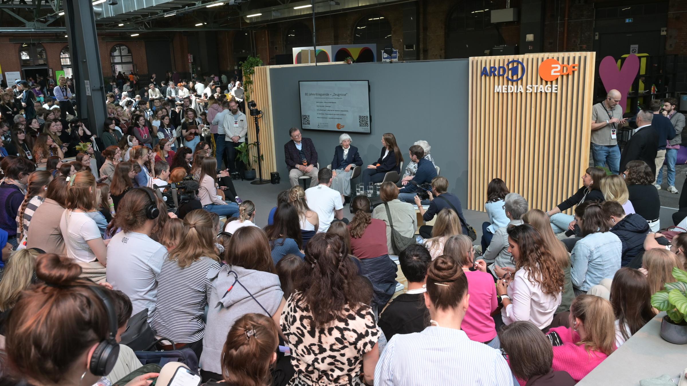 Totale mit Menschenmenge am Stand "ARD ZDF Media Stage" während einer Session auf der republica25