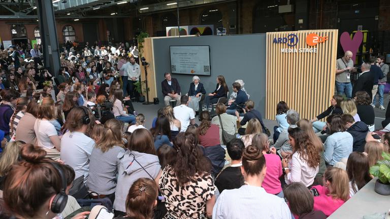 Totale mit Menschenmenge am Stand "ARD ZDF Media Stage" während einer Session auf der republica25