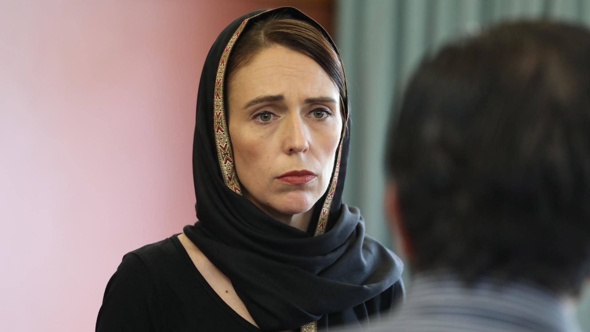 Jacinda Ardern trägt Kopftuch beim Treffen mit der muslimischen Gemeinde in Christchurch