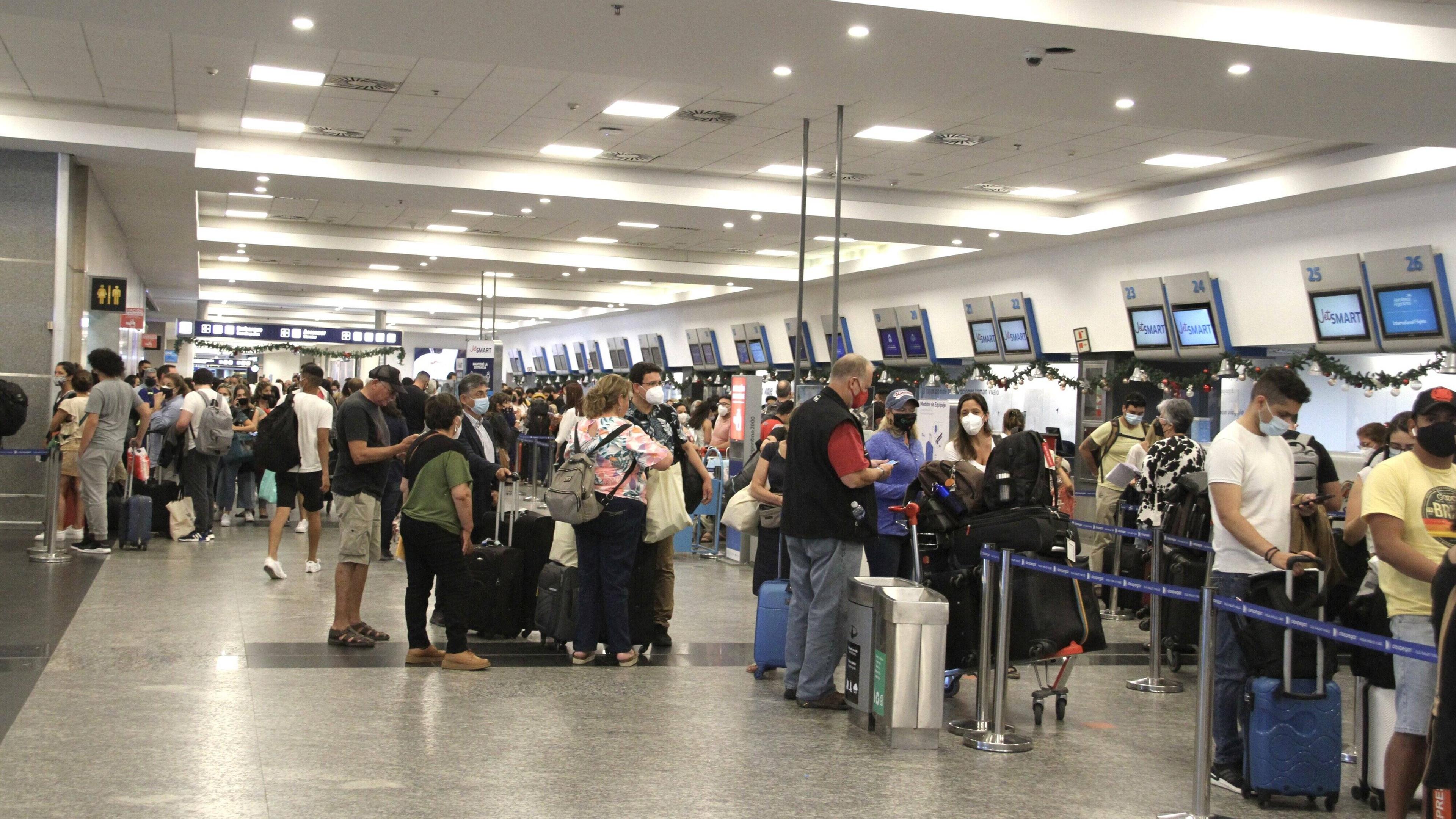 Viele Passagiere auf dem Jorge-Newberry-Flughafen in Buenos Aires (Archivbild)