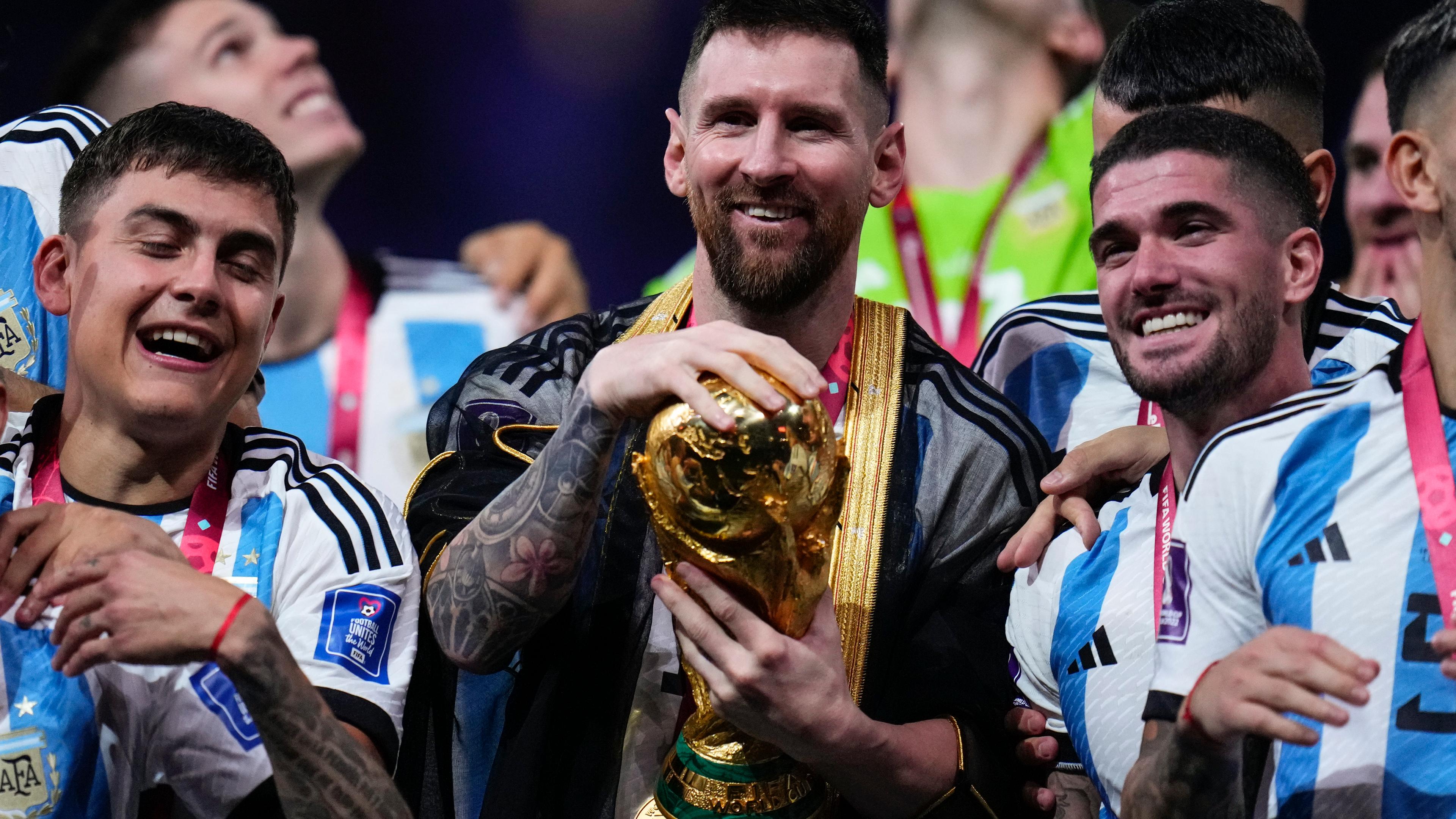 Der argentinische Nationalspieler Lionel Messi hält die WM-Trophäe in Händen
