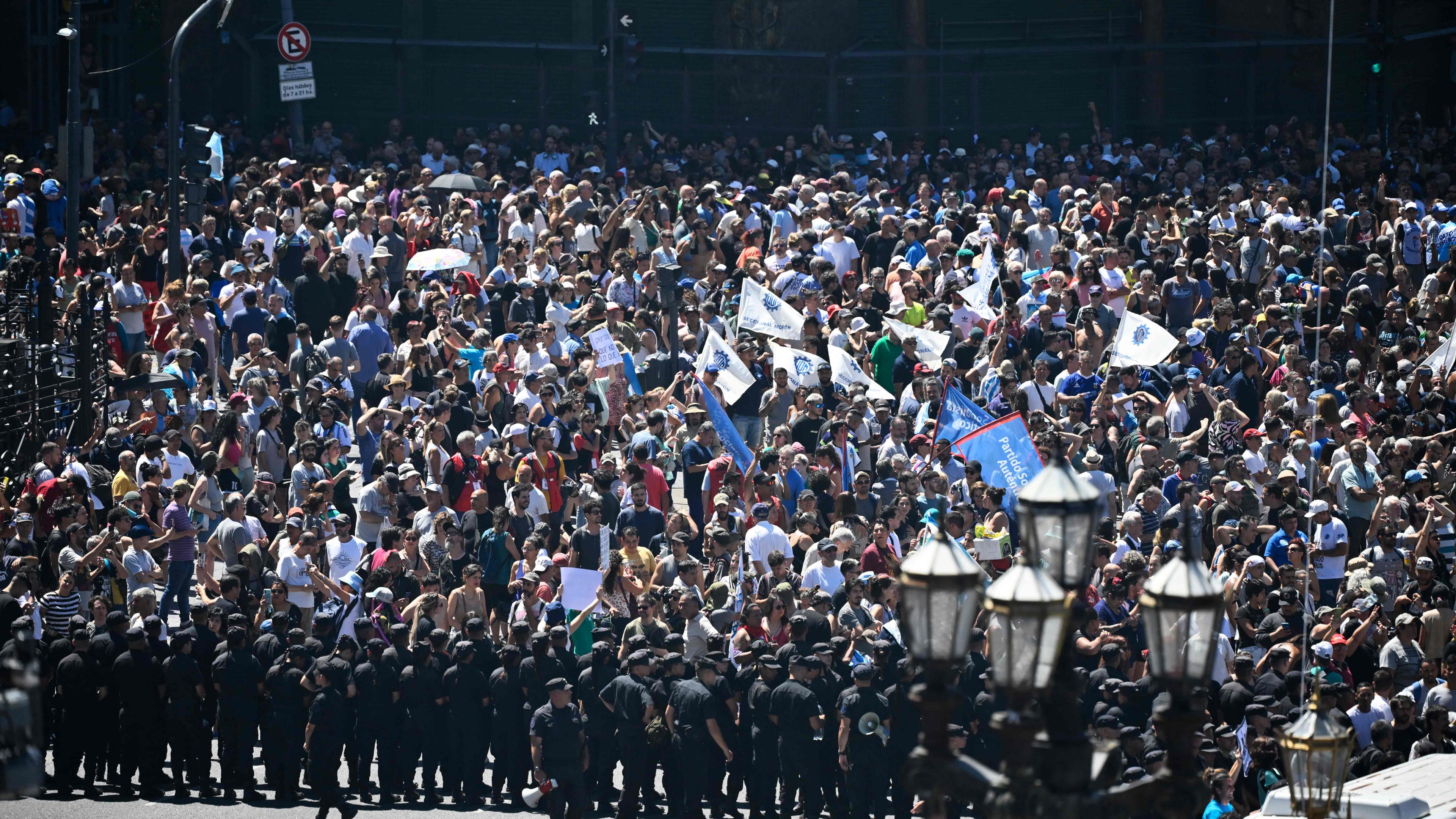 Demonstranten in Buenos Aires stehen Polizisten gegenüber.
