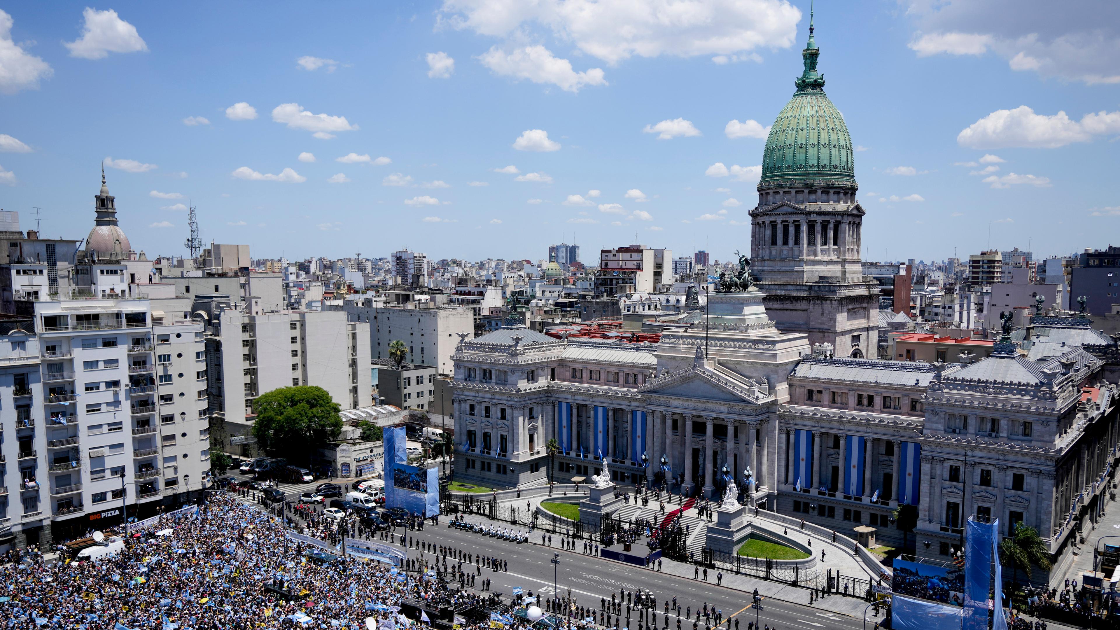 Menschenmengen auf dem Vorplatz des Kongress in Argentinien.