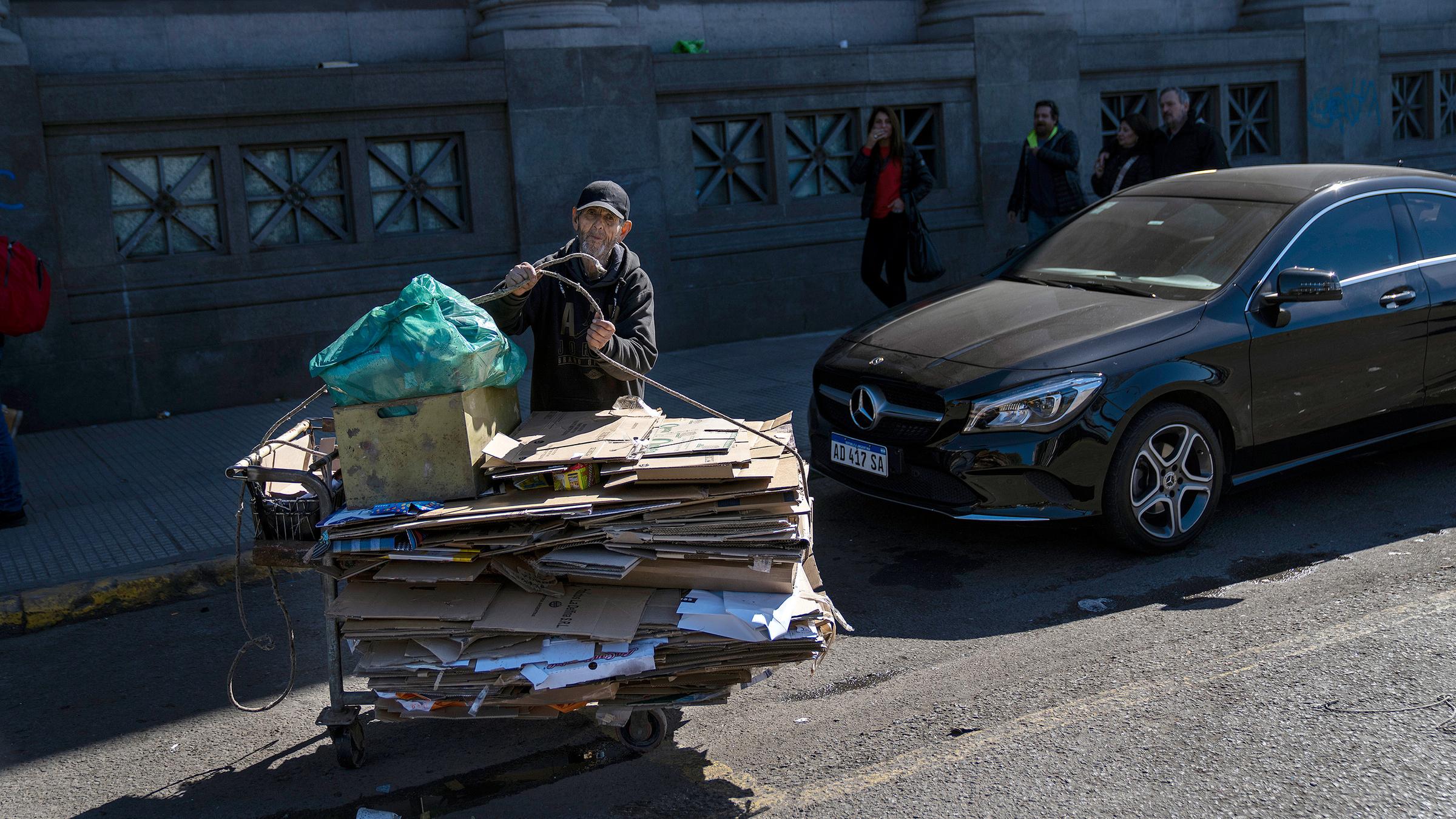 Mann sammelt Altpapier in Buenos Aires, Argentinien