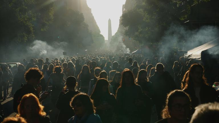 Menschen protestieren in Buenos Aires, Argentinien, und fordern von der Regierung von Präsident Milei die Einhaltung eines Finanzierungsgesetzes inmitten von tiefen Haushaltskürzungen. 