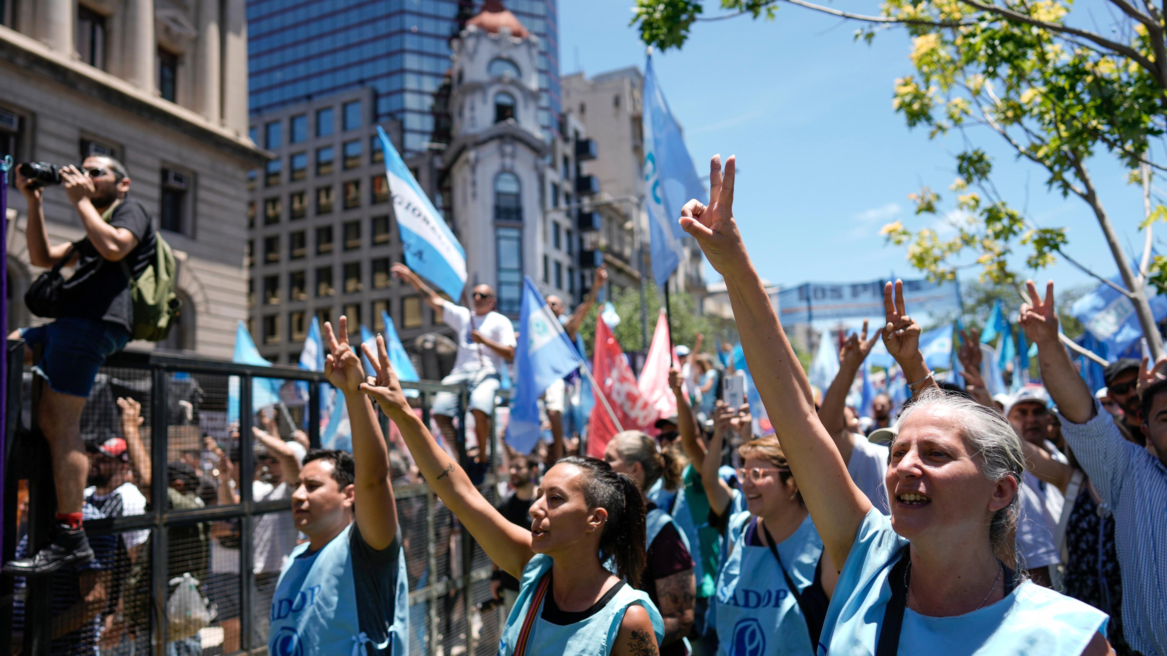 Anti-Regierungsproteste in Argentinien gegen die Wirtschaftsreformen des neuen Präsidenten Milei.