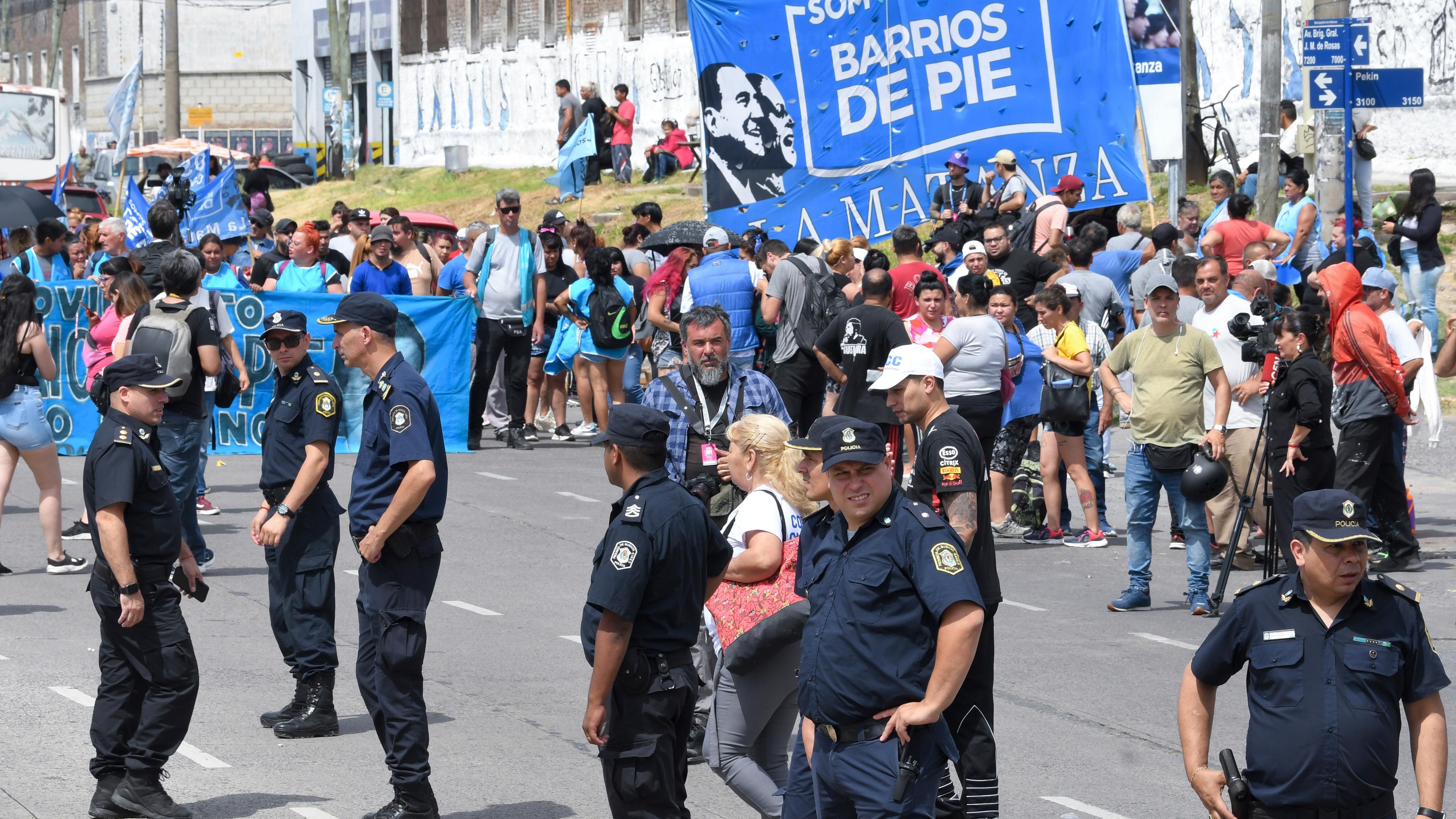 In Argentinien will der neue rechtspopulistische Präsident Javier Milei den Sozialstaat radikal umbauen. Die angekündigten Maßnahmen lösen bereits Proteste aus.