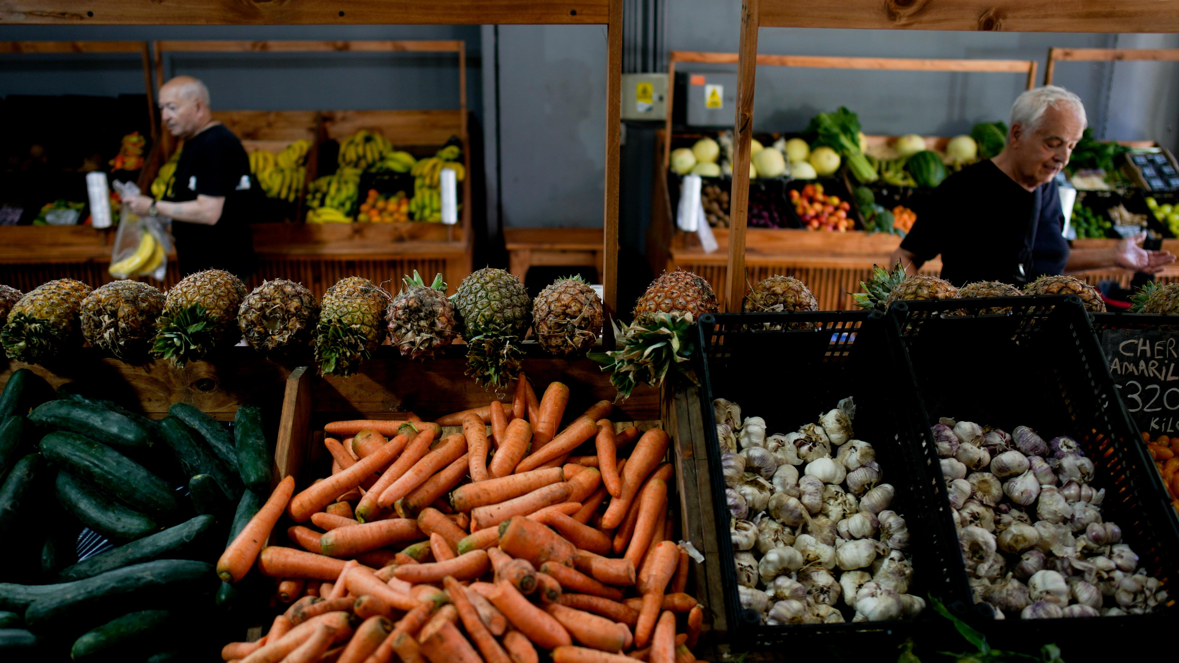 Einkäufer kaufen an einem Gemüsestand in Buenos Aires ein.