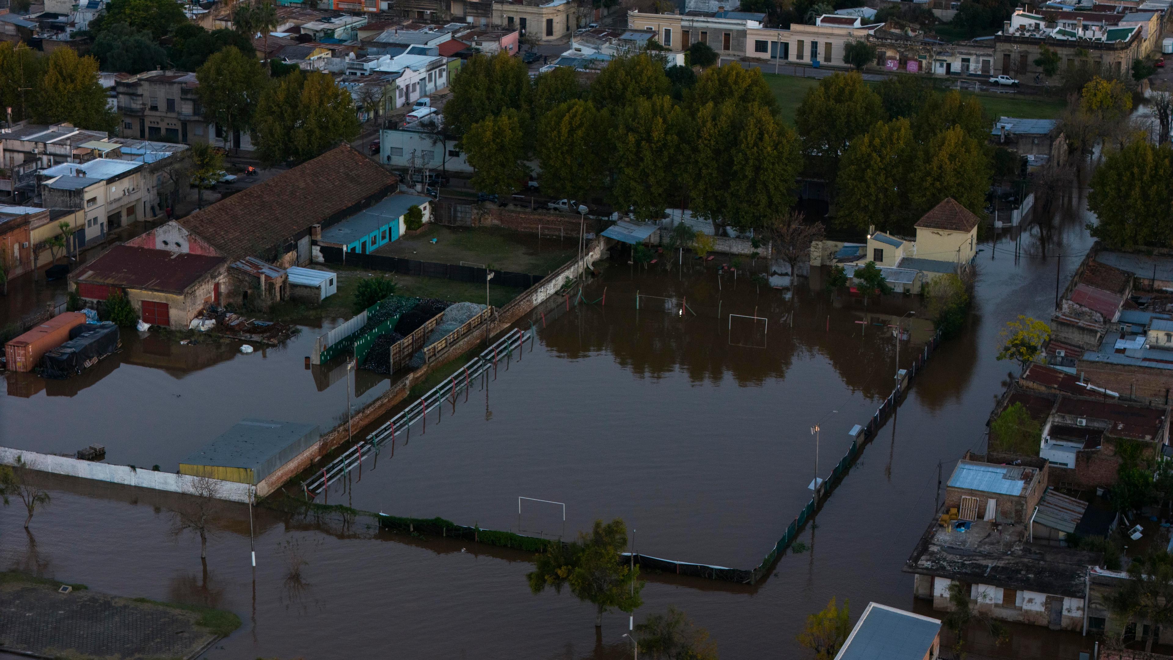 Wasser bedeckt ein Fußballfeld nach starken Regenfällen in Paysandu, Uruguay