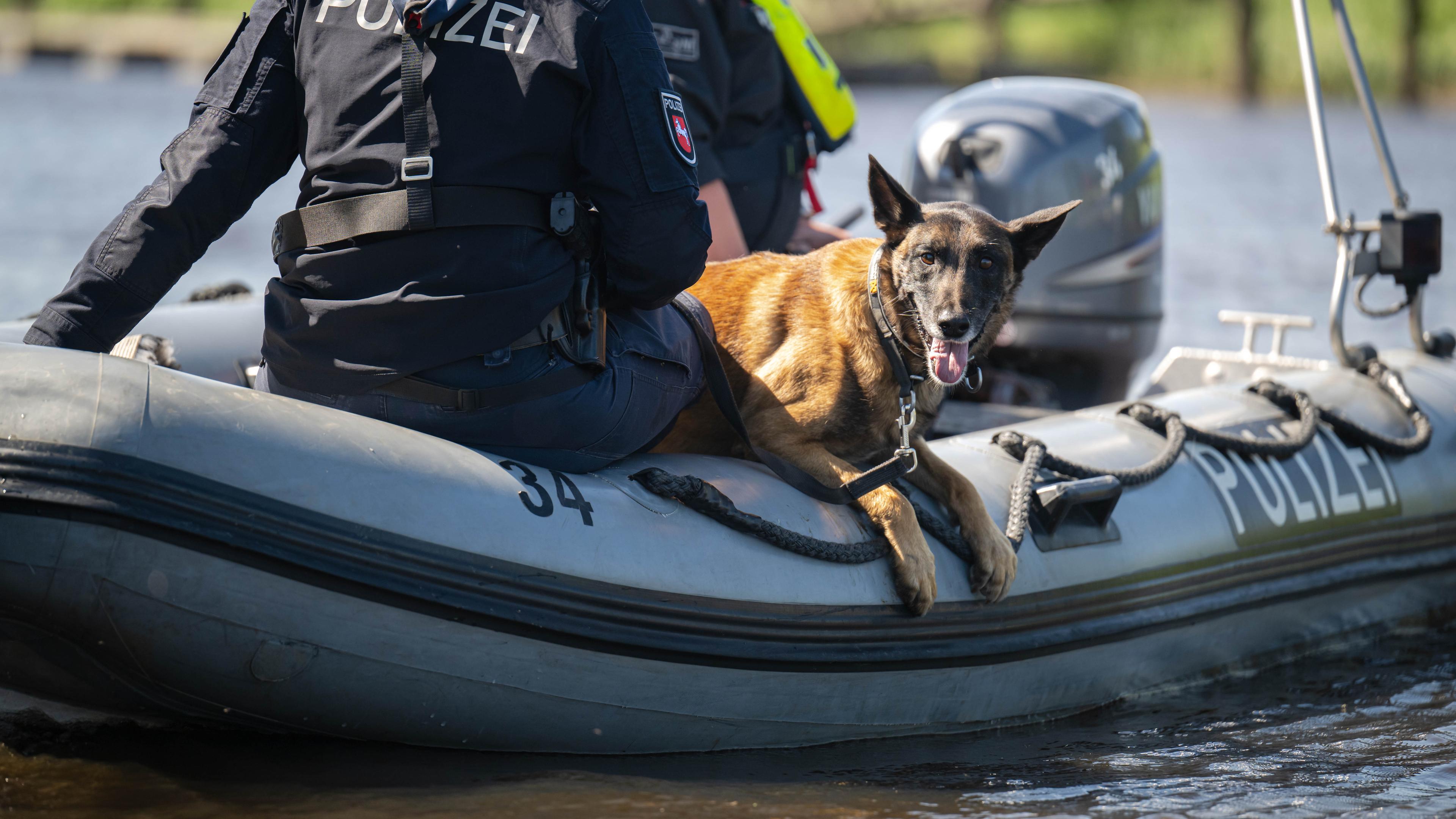 Niedersachsen, Kranenburg: Einsatzkräfte der Polizei fahren bei der Suche nach dem vermissten Arian mit Spürhunden auf Schlauchbooten über die Oste.