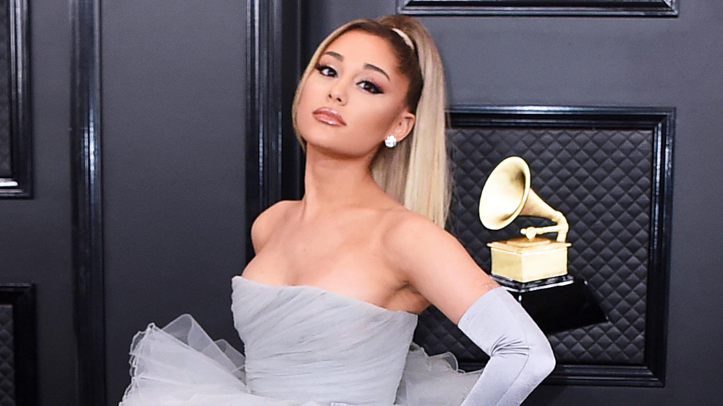 Die Sängerin Ariana Grande in einem grauen Kleid