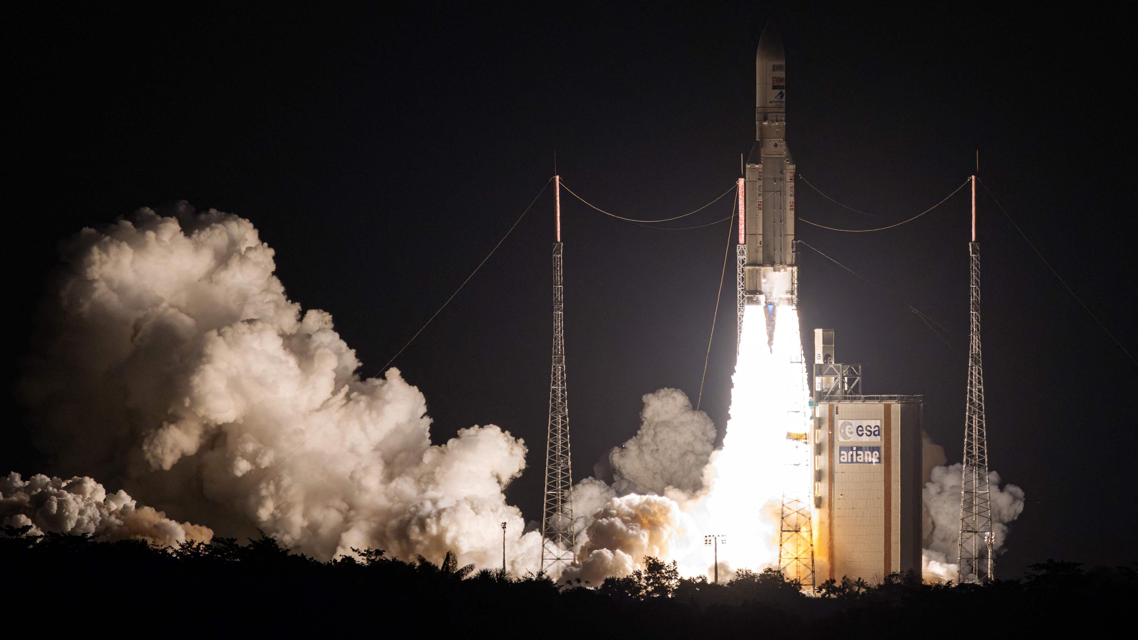 Zu sehen ist der Start der europäischen Trägerrakete Ariane 5 in Frazösisch-Guyana. 