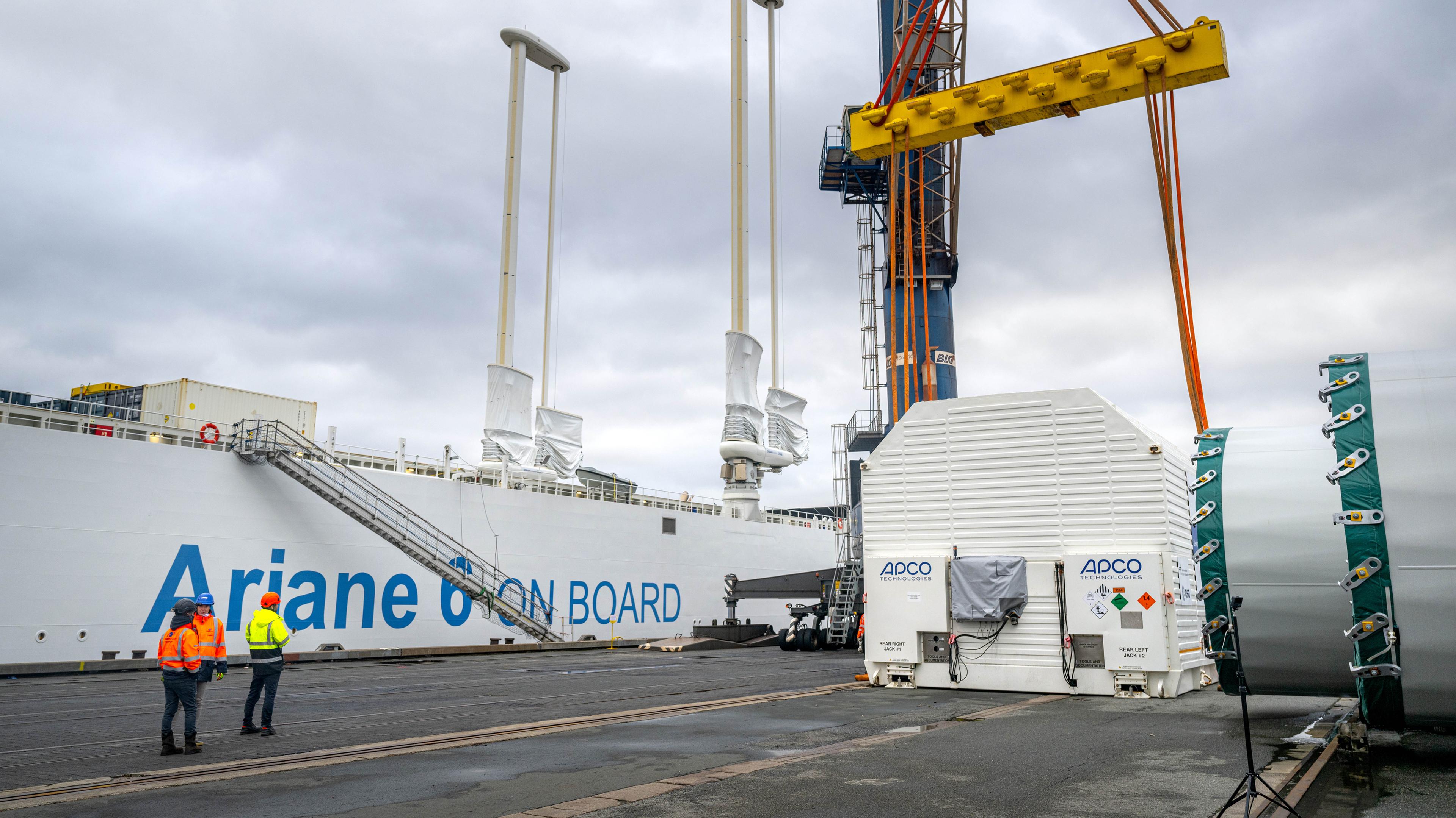 Ein Container mit der ersten Oberstufe der europäischen Trägerrakete Ariane 6 wird im Neustädter Hafen für das Verladen auf das speziell für den Transport der Rakete konzipierte Schiff "Canopee" vorbereitet.