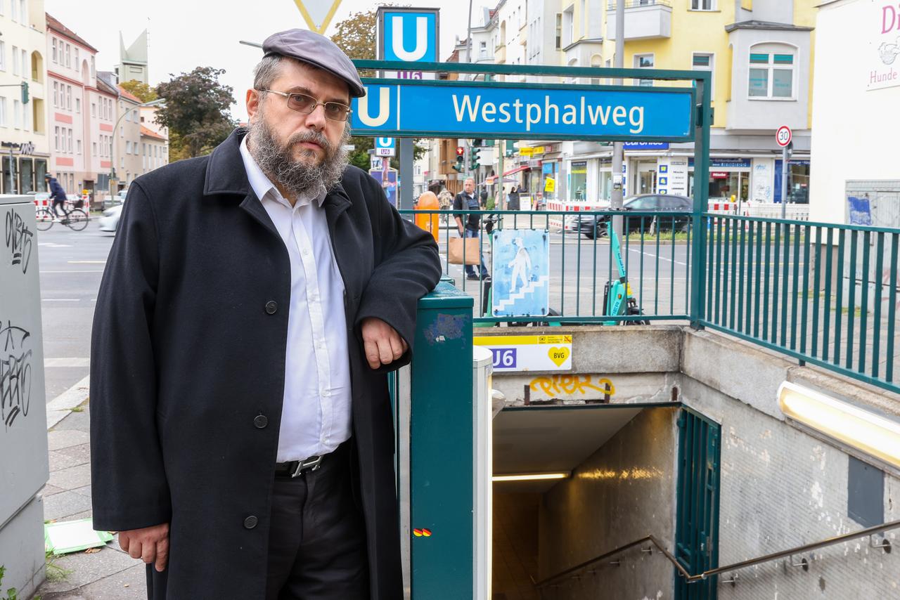 Berlin: Landesrabbiner der jüdischen Gemeinde in Potsdam, Ariel Kirzon, steht vor der U-Bahnhof Westphalweg.
