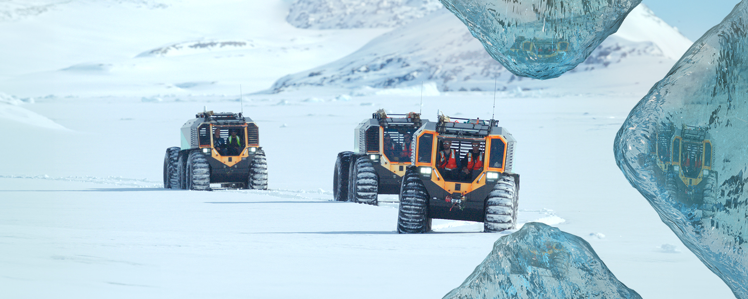 Drei große Schneefahrzeuge fahren hintereinander in einer schneebedeckten Landschaft.