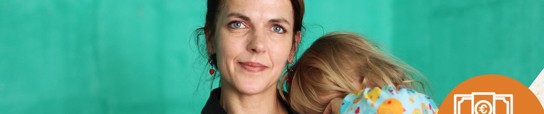 Arm durch Kinder: Mutter hält Kind auf dem Arm